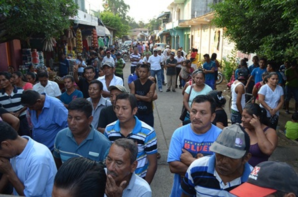 Grupo de pobladores que exige que terrenos sean desocupados. (Foto Prensa Libre: Jorge Tizol).