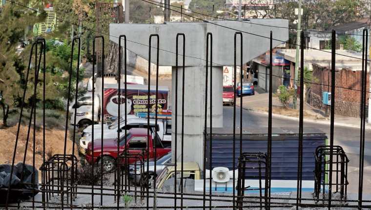 La base de la estructura del viaducto ha servido de parqueo para personas que laboran cerca al lugar. (Foto Prensa Libre: Oscar Felipe)