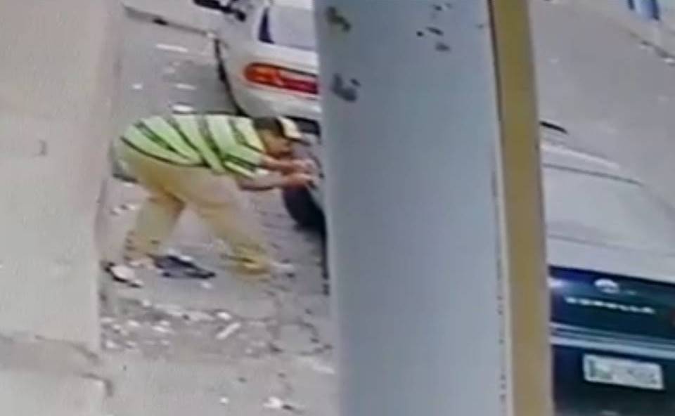 Robo en un vehículo quedó registrado por cámaras de vigilancia en Esquipulas, Chiquimula. (Foto Prensa Libre: Cortesía)