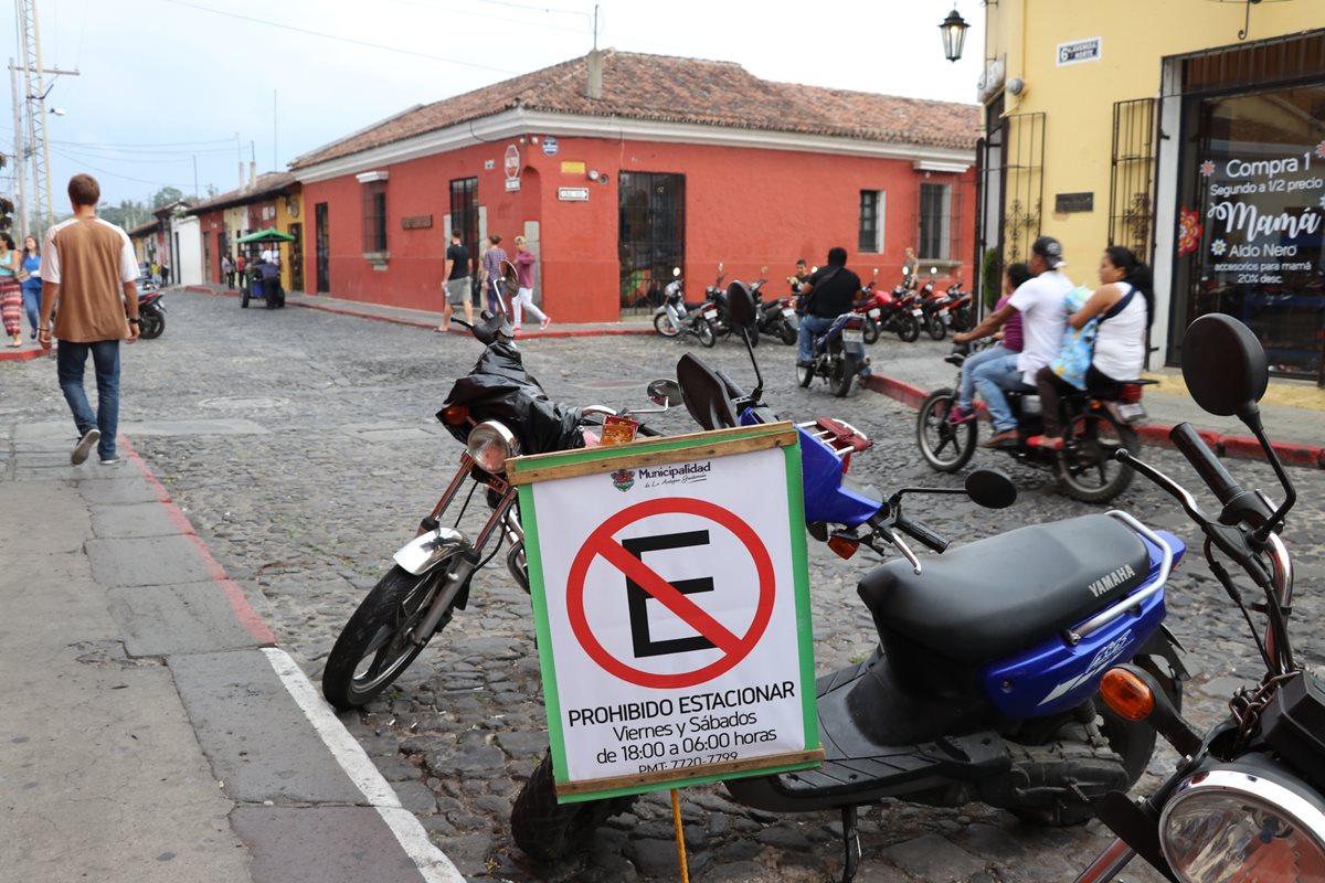 En algunas calles de Antigua la prohibición de estacionarse es por horas. (Foto Prensa Libre: Renato Melgar)