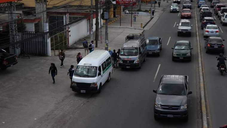 La falta de control en servicio de transporte de pasajeros en Xela causa congestionamientos. (Foto Prensa Libre: María José Longo)