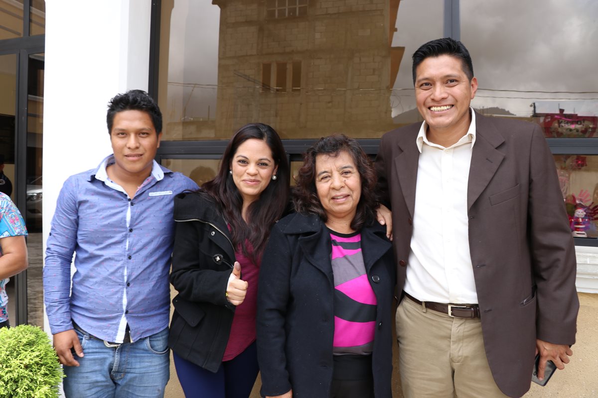 De izquierda a derecha, Kevin Alexander Santizo Saravia, Liliana Eunice Ávila Robledo, Odilia Marleny Robledo Mérida, y Nehemías Santizo. Todos fueron detenidos ayer y puestos en libertad este jueves. (Foto Prensa Libre: Whitmer Barrera)