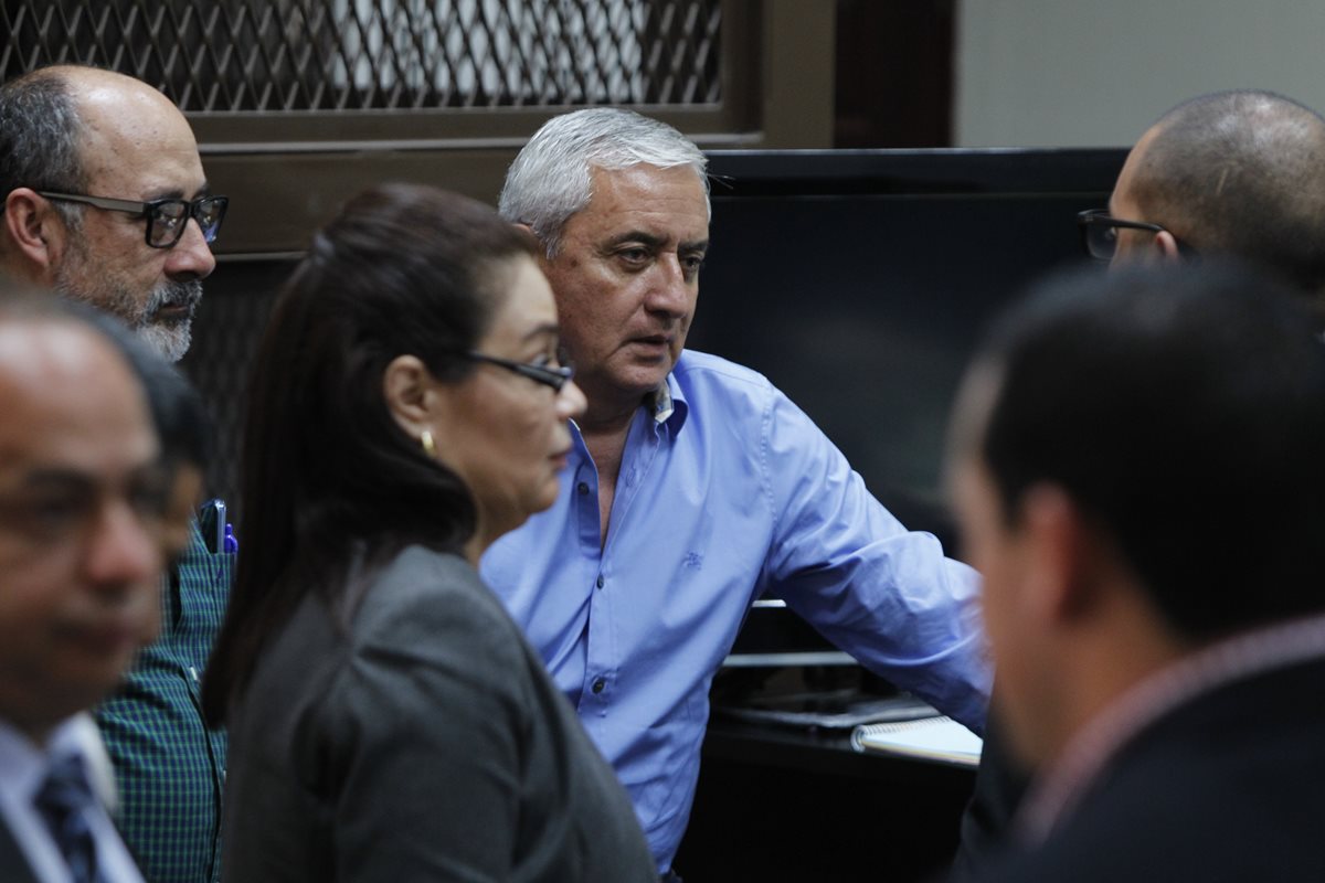 Otto Pérez Molina y Roxana Baldetti conversan con sus abogados después de que el Ministerio Público pidió que fueran ligados a proceso por  caso TCQ. (Foto Prensa Libre: Hemeroteca PL)