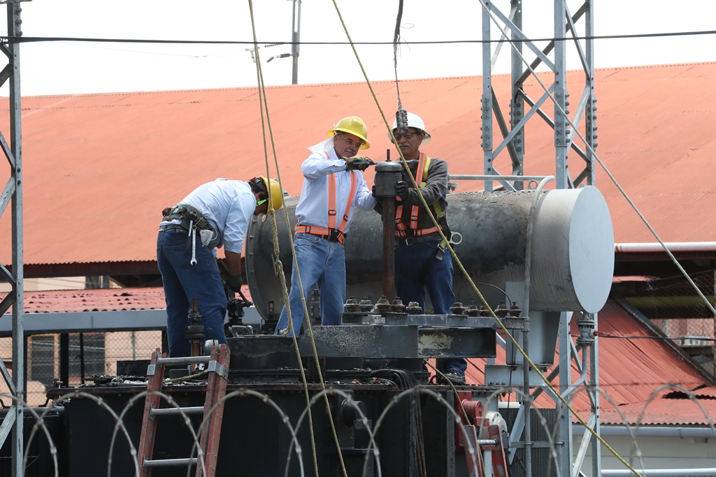 Las deficiencias en la red eléctrica de Xela podrían provocar otro apagón, según el MEM, si no se corrigen. (Foto Prensa Libre: Mynor Toc)
