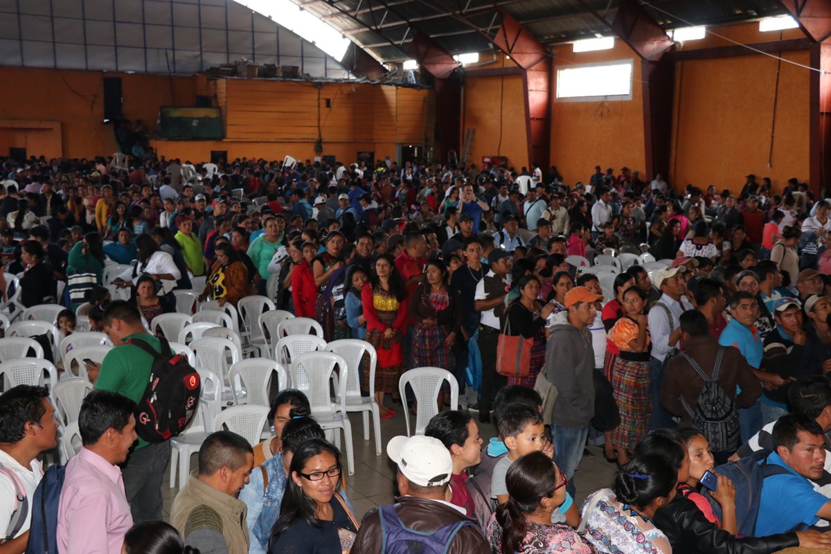 Maestros asisten a asamblea para apoyar el paro de labores. (Foto Prensa Libre: Héctor Cordero).