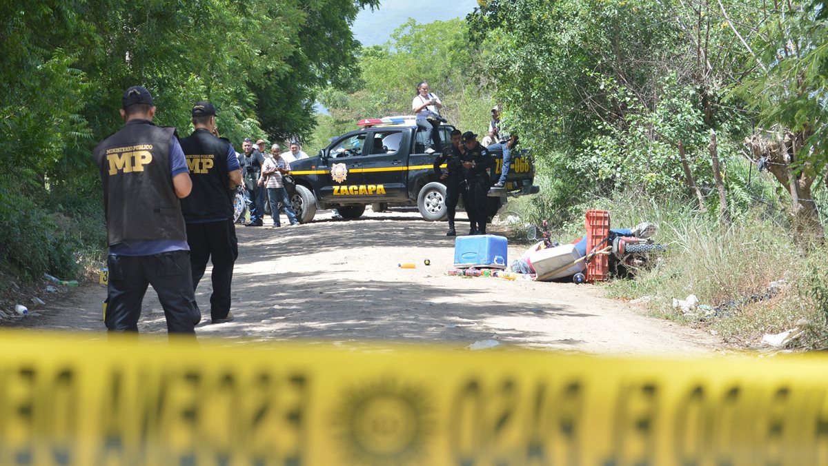 Agentes de la PNC recaban evidencias en Estanzuela, Zacapa, donde una mujer fue ultimada el miércoles último. (Foto HemerotecaPL: Víctor Gómez)