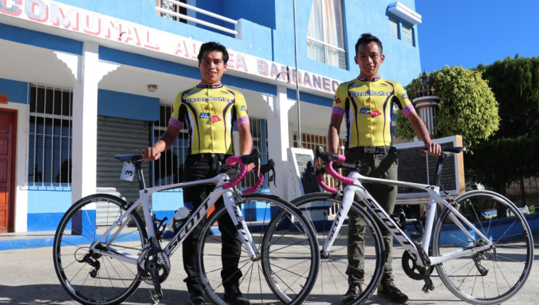 Alfredo y Celso Ajpacajá lucen orgullosos su maillot de Decorabaños. (Foto Prensa Libre: Raúl Juárez)