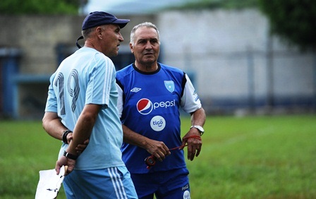 Héctor Julián Trujillo (derecha) conversa con el preparador físico, Juan Espinosa, durante el inicio de pretemporada en el Estadio Municipal de Sanarate. (Foto Prensa Libre: Francisco Sánchez)