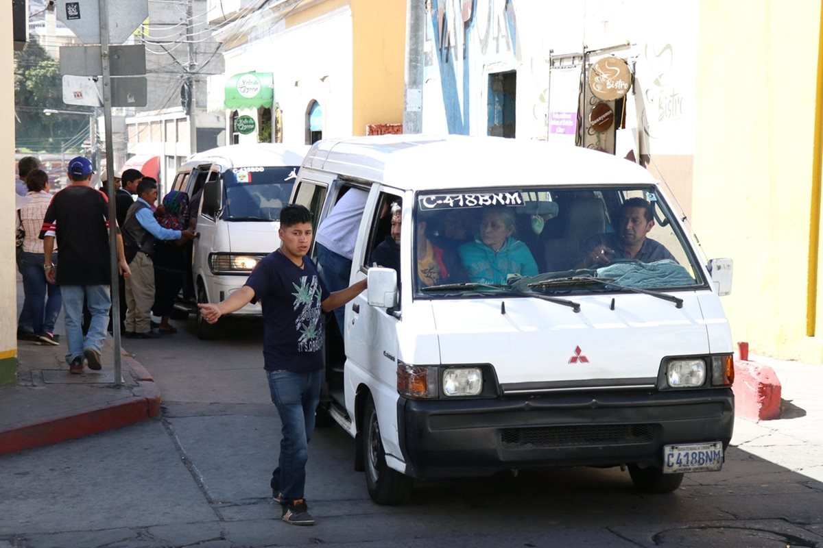 Las unidades de transporte urbano de Quetzaltenango no pagan seguro que proteja a los usuarios en caso de accidentes. (Foto Prensa Libre: María Longo)