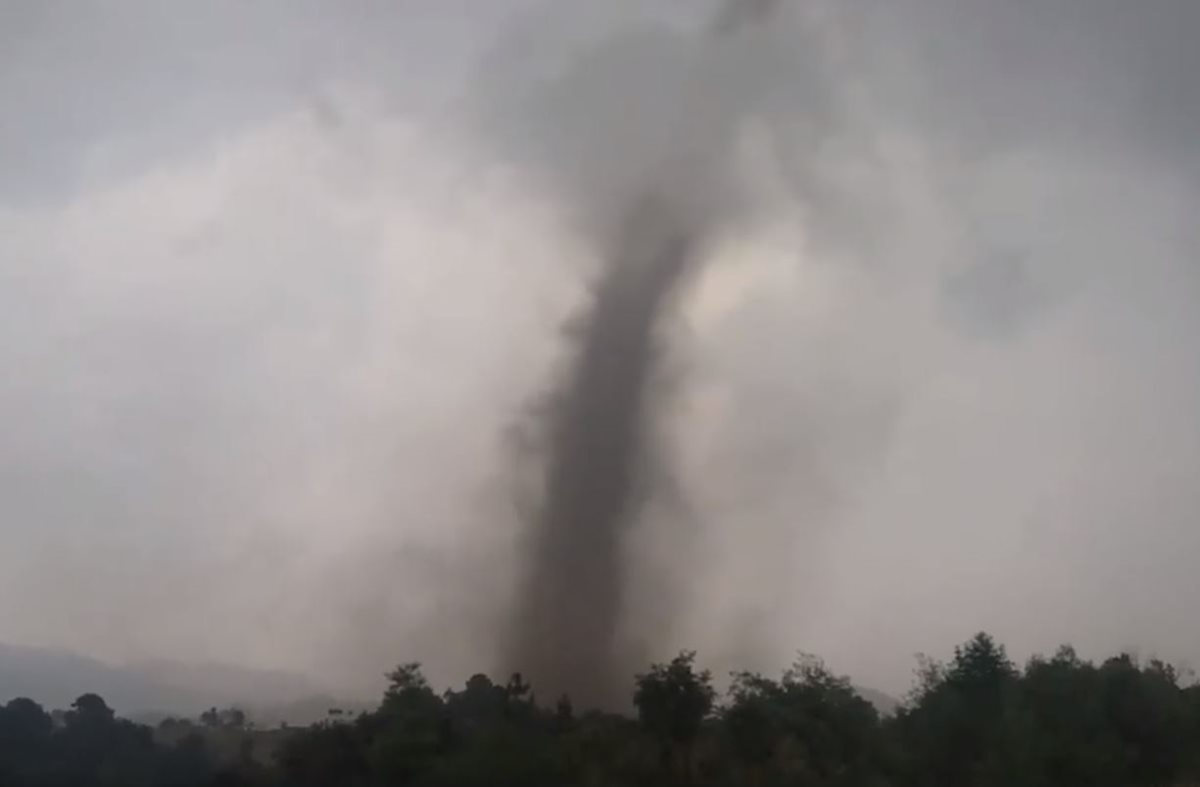 Momento en el que se forma el remolino de aire, el cual se desintegra en cuestión de segundos. (Foto Prensa Libre: Cortesía)