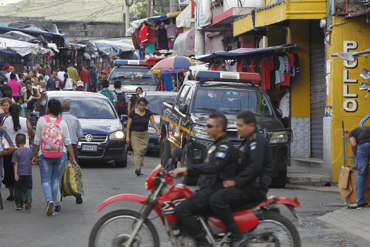 Dos agentes de la PNC patrullan un sector del área urbana de Villa Nueva, donde vecinos indicaron que aún falta trabajar en la el tema de seguridad. (Foto Prensa Libre: Paulo Raquec).