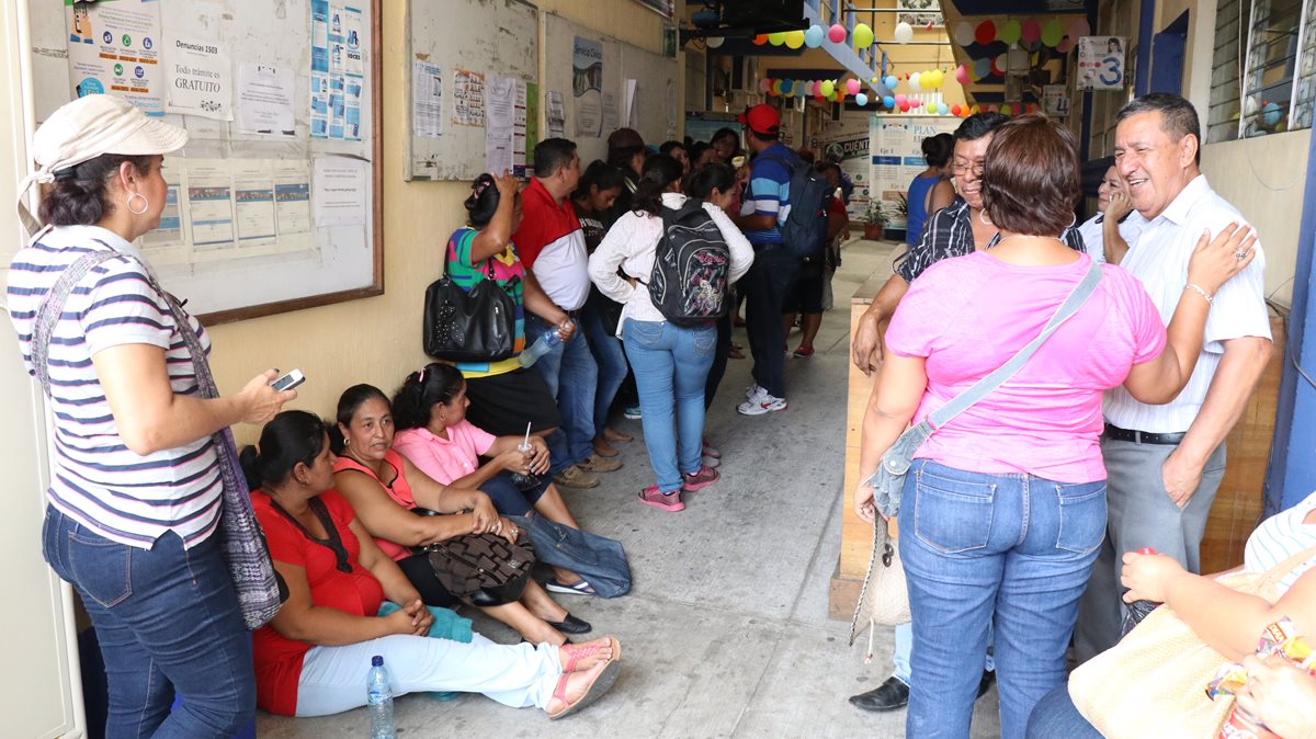 Maestros de San José La Máquina, durante la protesta en la Dirección Departamental de Educación. (Foto Prensa Libre: Cristian Icó)