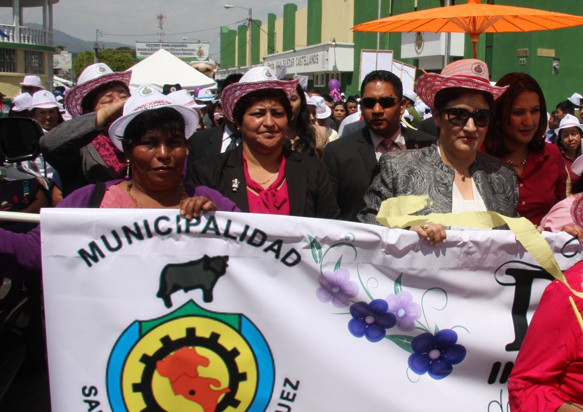 Thelma Aldana, fiscal del MP, participa en la caminata contra la violencia en la mujer, en San Lucas Sacatepéquez. (Foto Prensa Libre: Renato Melgar)