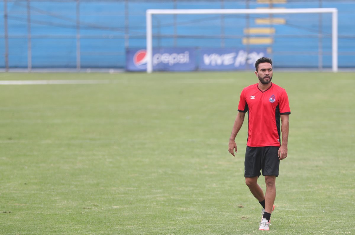 El delantero Carlos Kamiani Félix será operado este sábado y estará fuera durante cuatro semanas. (Foto Prensa Libre: Jorge Ovalle)