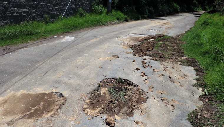 El camino que lleva a la cumbre del cerro El Baúl, está en malas condiciones. (Foto Prensa Libre: Carlos Ventura)