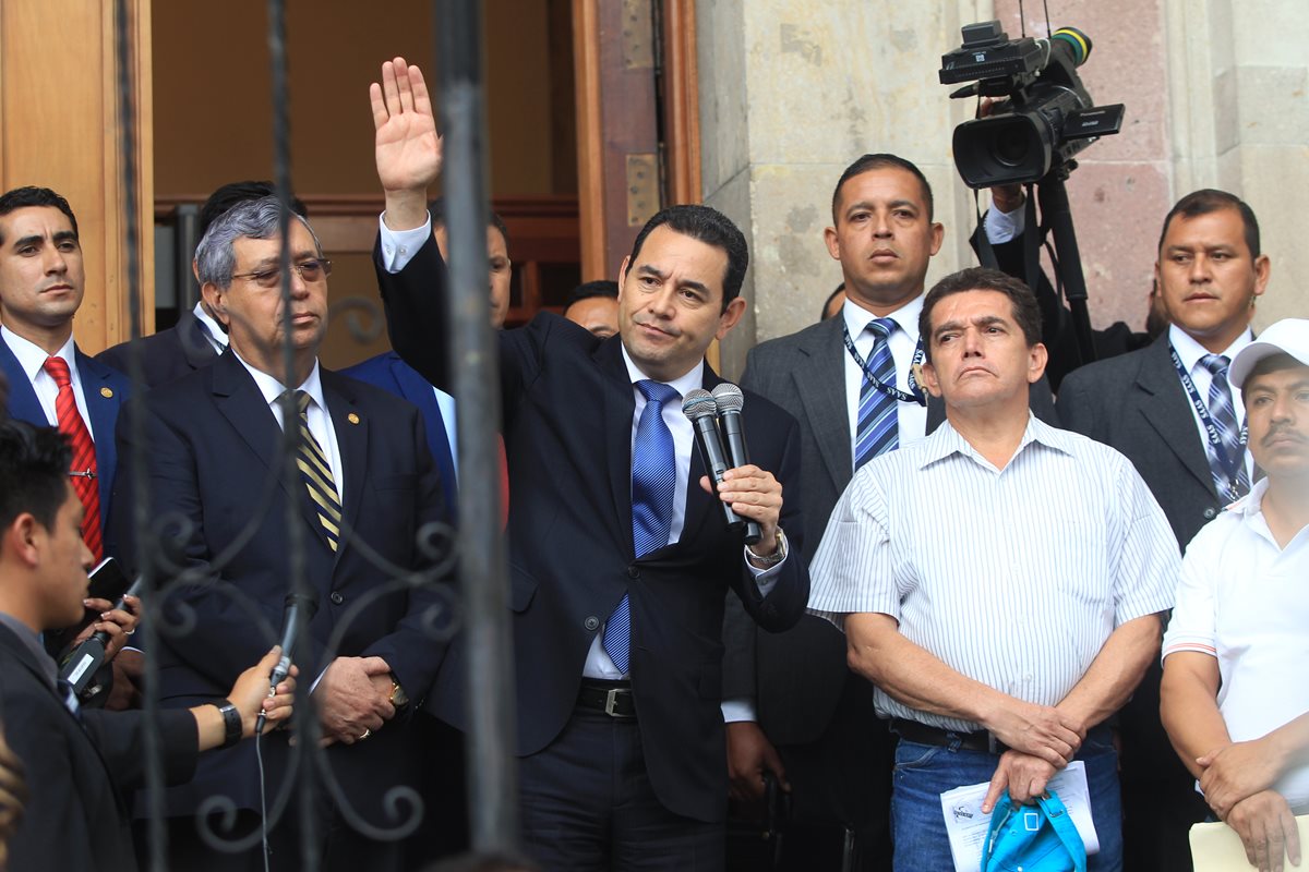 “Porque con instituciones fuertes nosotros podremos tener la esperanza de que todo va a salir bien en el futuro. Las personas pueden pasar, las instituciones deben permanecer", dijo Morales. (Foto Prensa Libre: E. García)