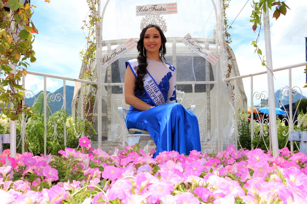 Jessica Morales de León, actual Reina Nacional de las Fiestas de Independencia, encabezó el desfile. (Foto Prensa Libre: Carlos Ventura).