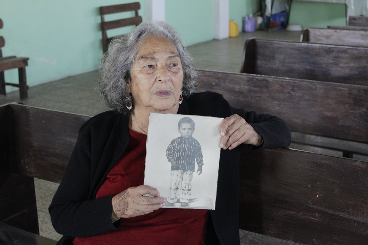 Josefa Elizabeth muestra la fotografía de su hijo Joaquín cuando era niño.(Foto Prensa Libre: María José Longo)
