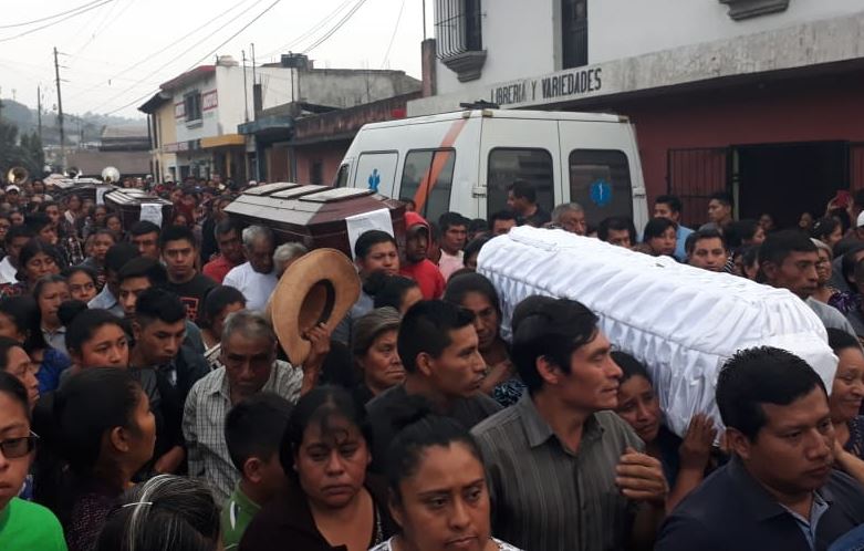 Siete víctimas por la erupción del Volcán de Fuego fueron inhumados este lunes en San Juan Alotenango, Sacatepéquez. (Foto Prensa Libre: Renato Melgar)