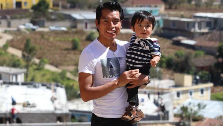 Alfredo Ajpacajá posa junto a su hijo Alfredo Yahel. (Foto Prensa Libre: Raúl Juárez)