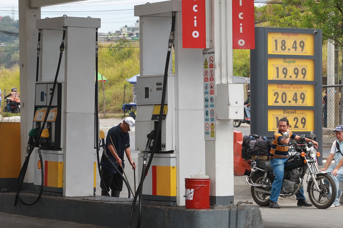 La subida mundial del precio del petróleo tendrá efectos en el valor de las gasolinas. Estos eran los precios en marzo de 2016. (Foto Prensa Libre: Hemeroteca)