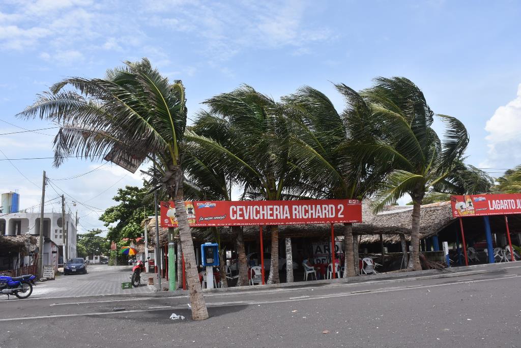Fuerte viento se registra en la costa del Puerto San José. (Foto Prensa Libre: Enrique Paredes).