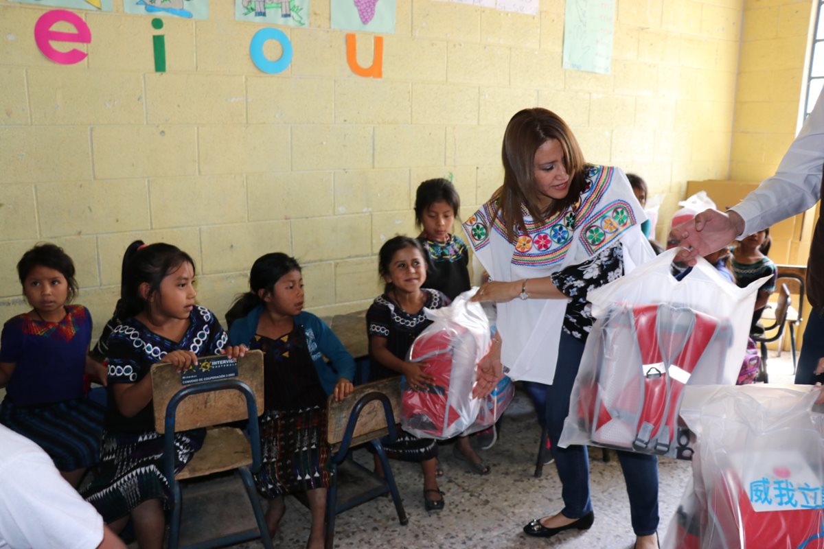 Patricia de Morales, esposa del presidente Jimmy Morales, hace entrega de mochilas a niños de San Juan Los Llanos, Joyabaj. (Foto Prensa Libre: Héctor Cordero).