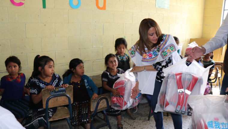 Patricia de Morales, esposa del presidente Jimmy Morales, hace entrega de mochilas a niños de San Juan Los Llanos, Joyabaj. (Foto Prensa Libre: Héctor Cordero).