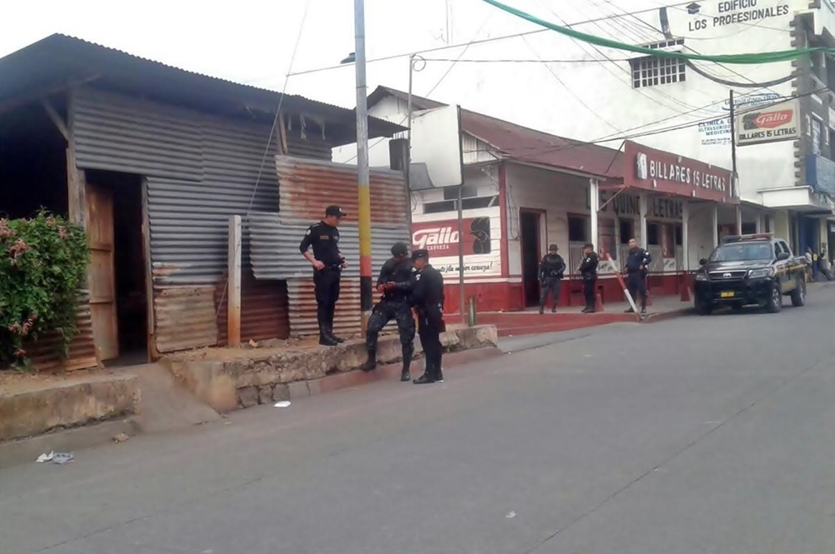 Agentes de la PNC rodean viviendas en Pajapita, San Marcos, donde se reportó la muerte de Guillermo de León, hijo de un exalcalde de esa localidad. (Foto Prensa Libre: Cortesía)