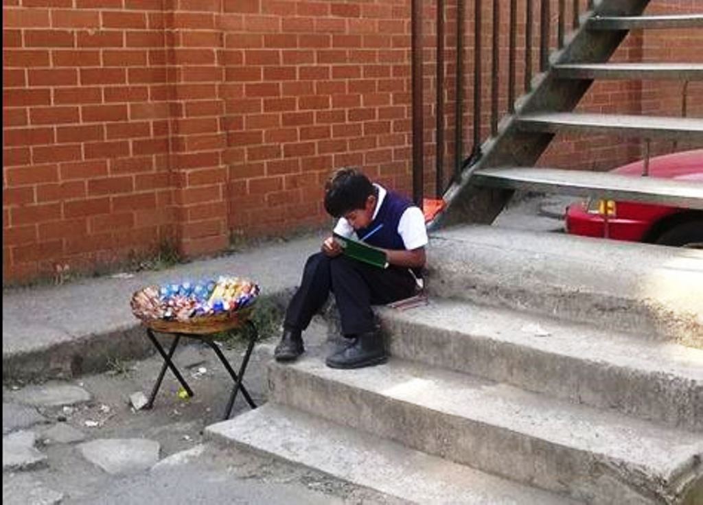 Niño aprovecha los ratos libres para hacer sus tareas y estudiar. (Foto Prensa Libre: Guatevisión)