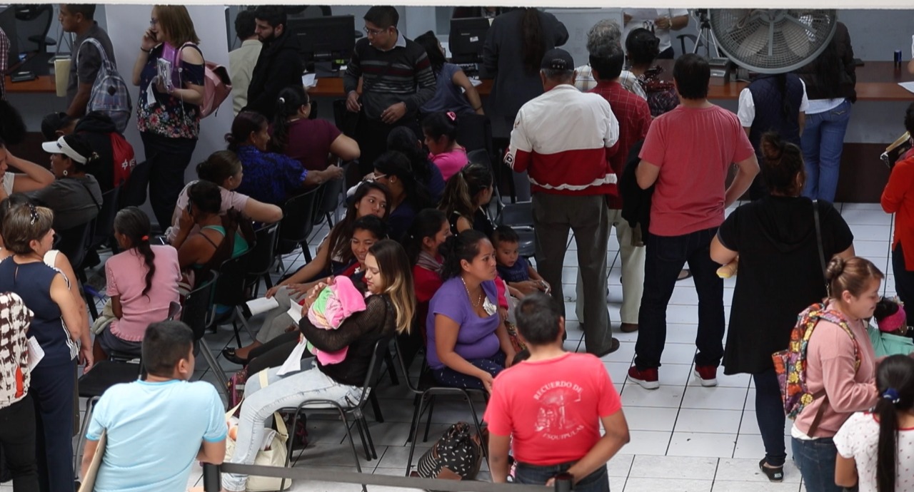 Cientos de guatemaltecos hacen largas filas en el Renap para obtener el certificado de nacimiento. (Foto Prensa Libre: Carlos Hernández Ovalle)