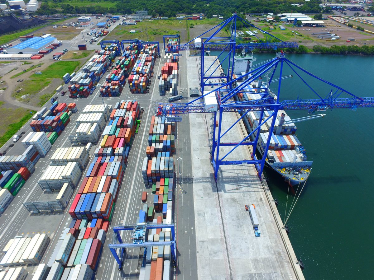 Los puertos del país presentan atrasos para la movilización de mercancías que se acentúo en junio pasado y esa situación preocupa al empresariado. (Foto Prensa Libre: Hemeroteca)