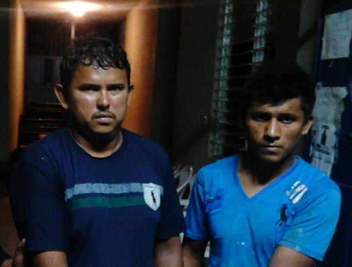 Sujetos aprehendidos por la PNC en Chiquimulilla, sindicados de haber abusado de una menor. (Foto Prensa Libre: PNC)
