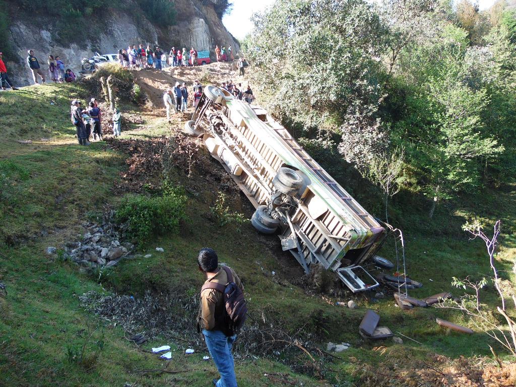 Autobús de los transportes Princesita cae en una hondonada en Tecpán Guatemala, Chimaltenango. (Foto Prensa Libre: Archivo)