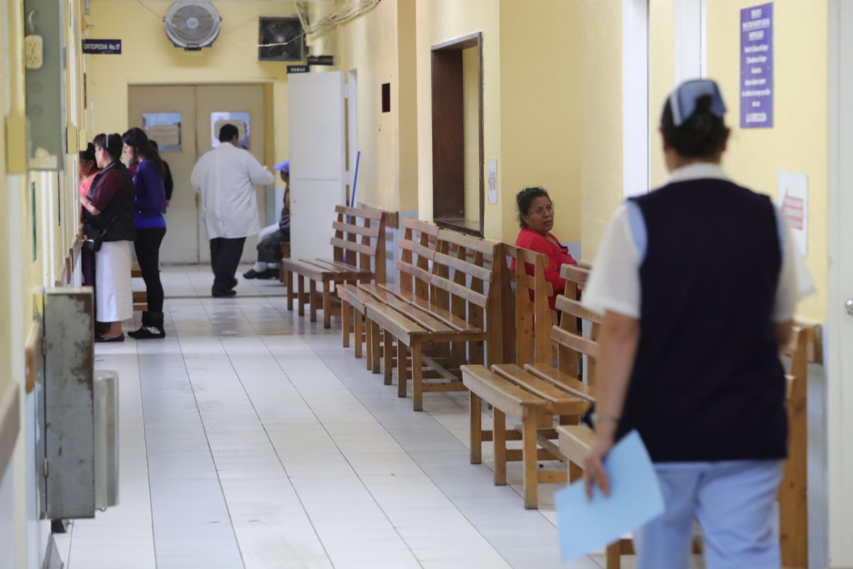 La afluencia de pacientes en la consulta externa del Hospital Roosevelt ha disminuido debido a la restricción de servicio, desde el pasado 13 de agosto. (Foto Prensa Libre: Estuardo Paredes)