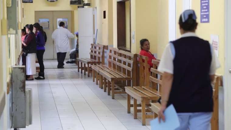 La afluencia de pacientes en la consulta externa del Hospital Roosevelt ha disminuido debido a la restricción de servicio, desde el pasado 13 de agosto. (Foto Prensa Libre: Estuardo Paredes)