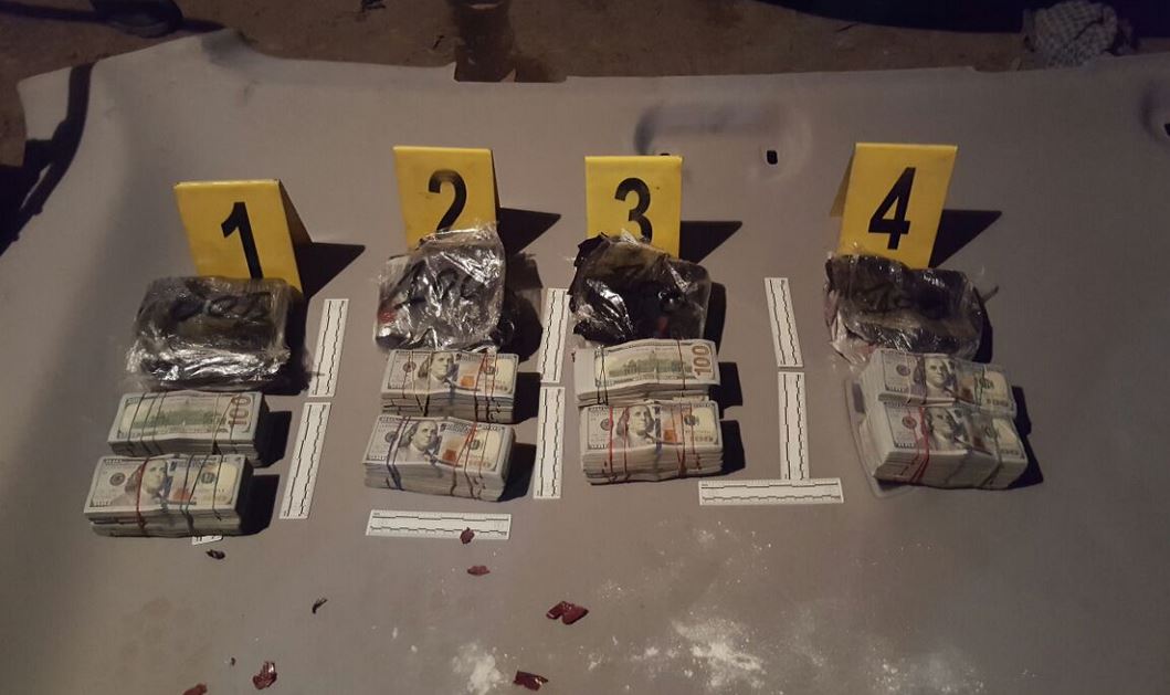 Cuatro paquetes con dólares se hallaron en un vehículo consignado. (Foto Prensa Libre: MP)