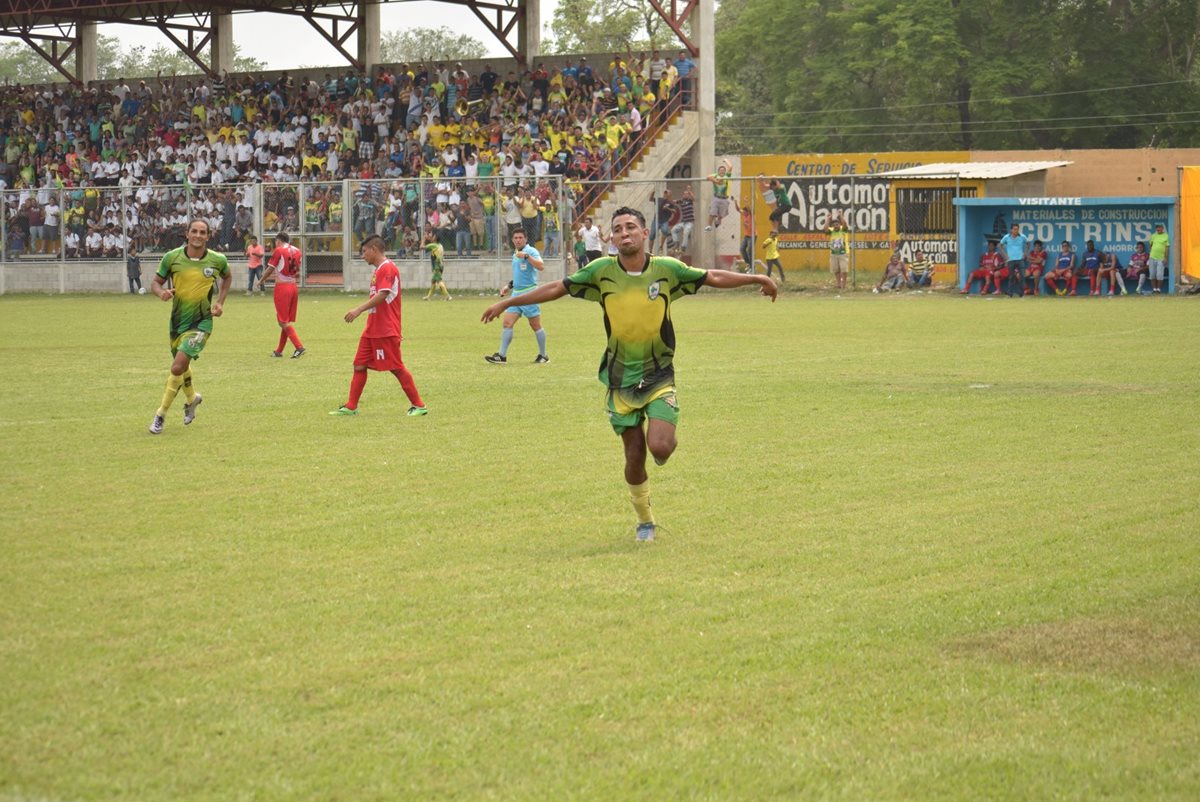 Edwin Villatoro fue el protagonista del duelo de Nueva Concepción. (Foto Prensa Libre: Carlos Paredes)