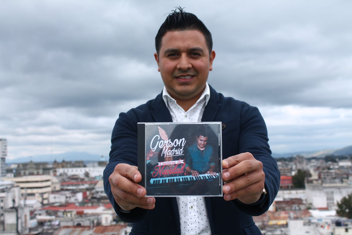 Gerson Madrid presenta su producción navideña. (Foto Prensa Libre: Josué León)