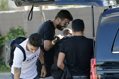 Gerard Piqué al momento de llegar a la concentración junto con Bartra y Busquets. (Foto Prensa Libre: EFE)