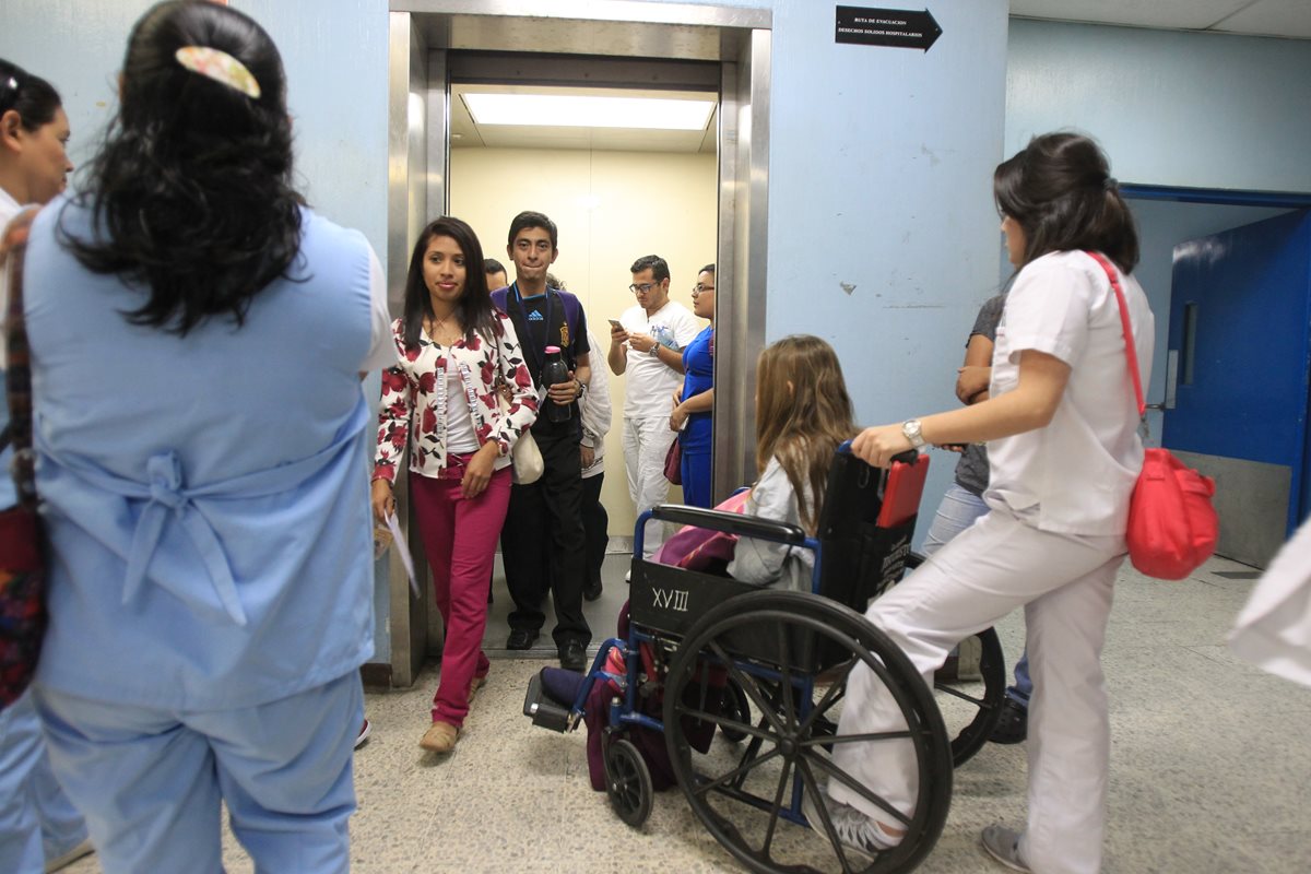 Trabajadores del hospital se quejan de que los elevadores son reparados y a los pocos días están fuera de servicio porque se quedan trabados. (Foto Prensa Libre: Esbin García)