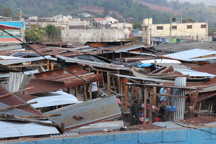Unos 30 locales del mercado de San Pedro Jocopilas destechados por el remolino. (Foto Prensa Libre: Héctor Cordero)