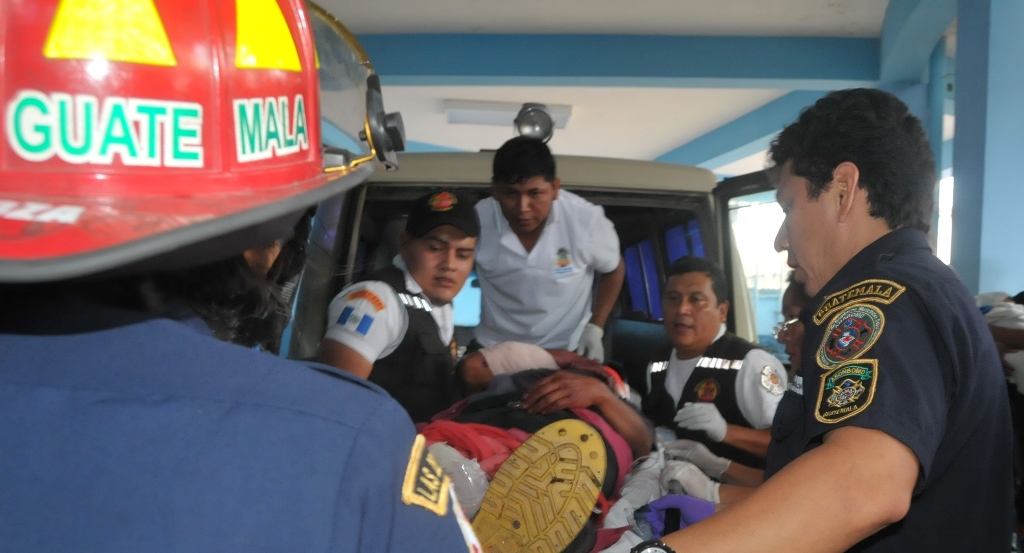 Socorristas atienden a uno de los heridos en el accidente de tránsito. (Foto Prensa Libre: Alexánder Coyoy).