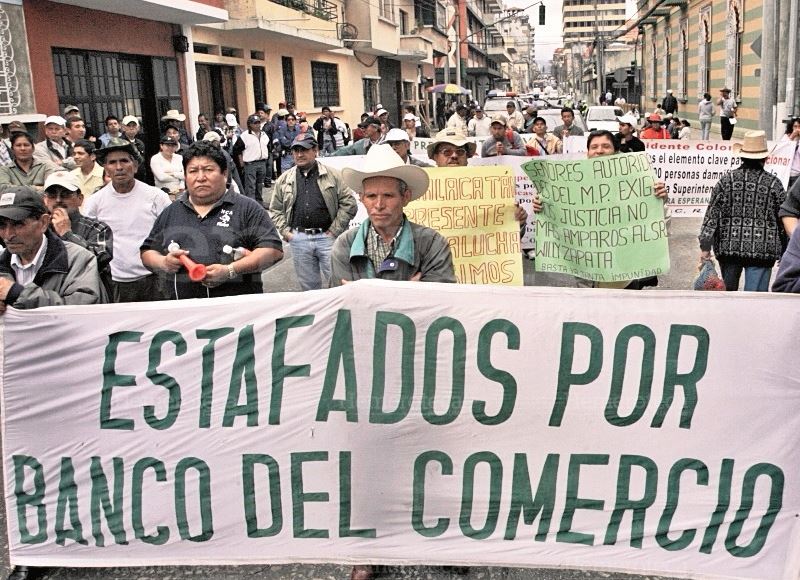 Cuentahabientes del Banco de Comercio hacen filas para poder obtener sus recursos luego que la entidad fuera suspendida. (Foto Prensa Libre: HemerotecaPL)