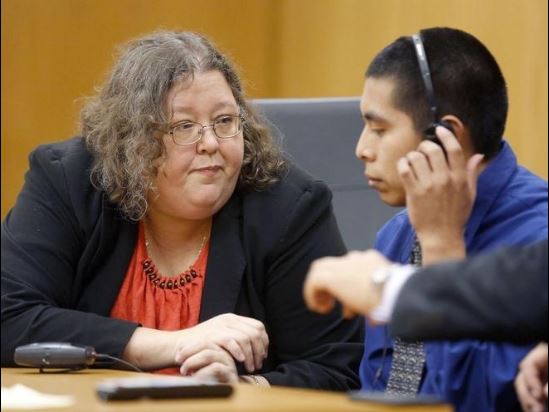 Marlisa DeMond, abogadal pública, habla con el acusado Rony Méndez en la sala del Tribunal de Circuito Jalal Harb en el Tribunal de la ciudad de Bartow, Florida, Estados Unidos, el miércoles. (Foto Prensa Libre: The Ledger)