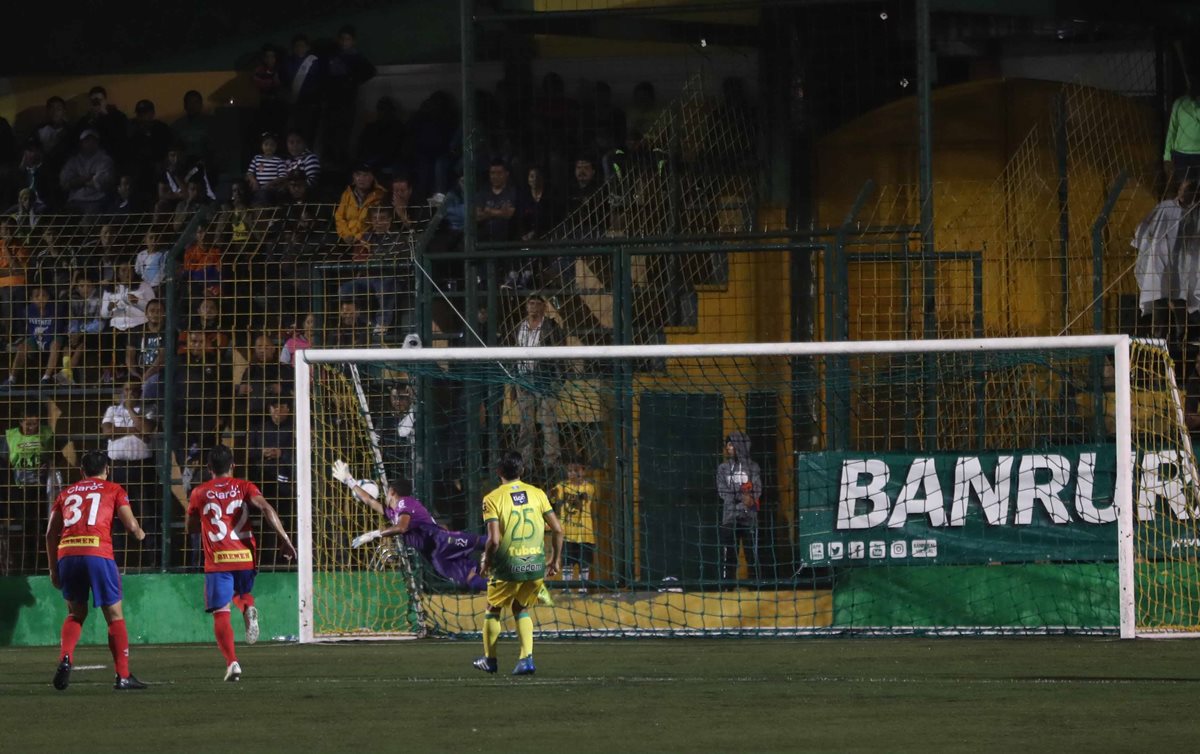El balón ingresa a la portería defendida por el portero de Petapa Javier Romero. (Foto Prensa Libre: Edwin Fajardo)