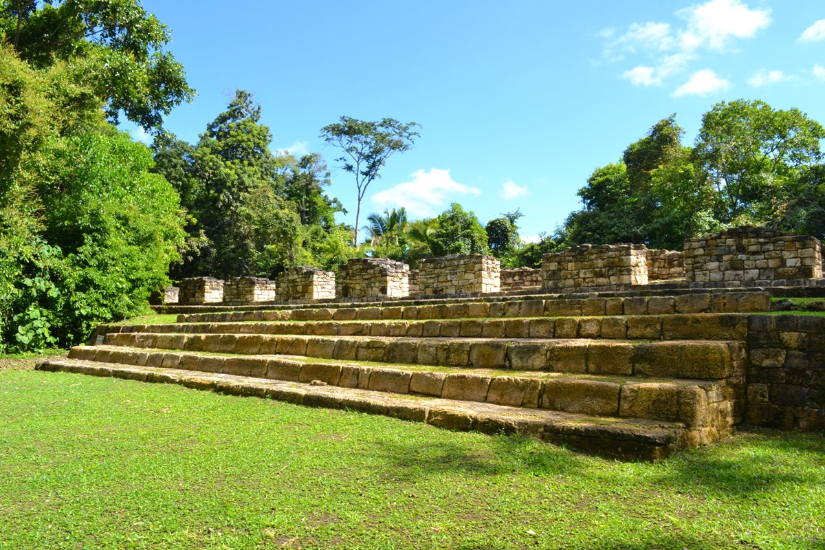 Sitio arqueológico Aguateca, lugar al que pertenece uno de los fragmentos encontrados en El Salvador. (Foto Prensa Libre: Ángel Elías)