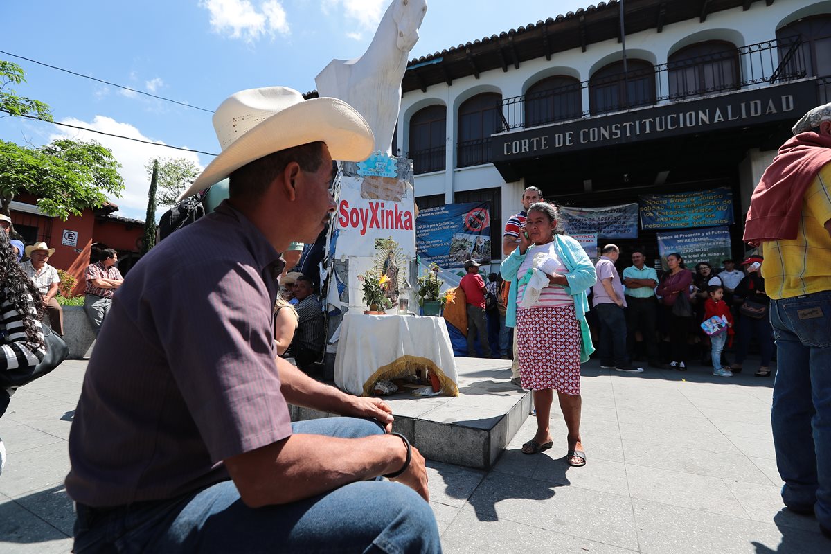 El 22 de marzo del presente año, pobladores de la comunidad San Rafael Las Flores presentaron documentos que comprueban que existe comunidad xinca en el lugar donde opera Minera San Rafael. (Foto Prensa Libre: Hemeroteca)