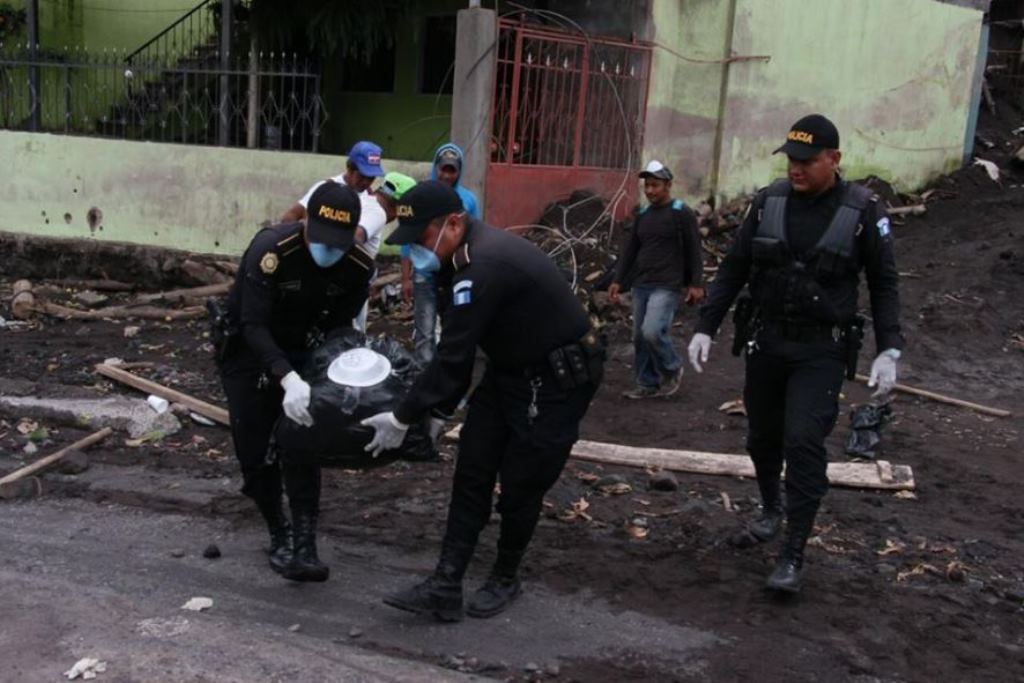 Rescatistas trasladan los restos encontrados encontrados en San Miguel Los Lotes. (Foto Prensa Libre: PNC)