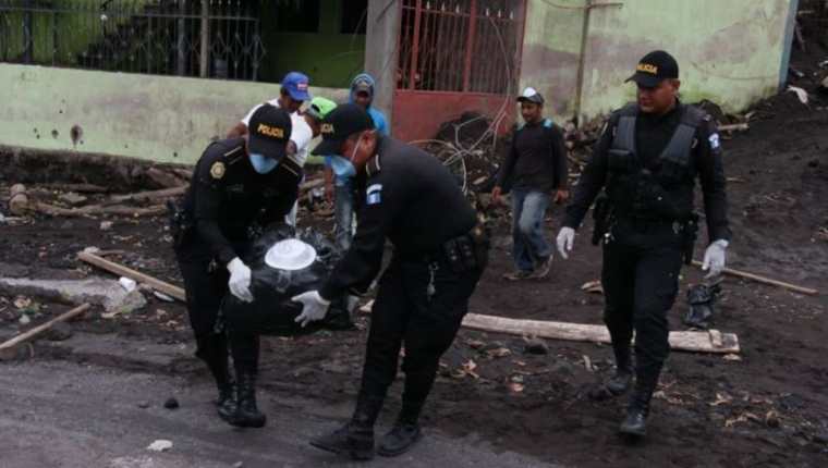 Rescatistas trasladan los restos encontrados encontrados en San Miguel Los Lotes. (Foto Prensa Libre: PNC)